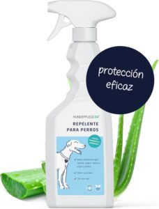 Aplicación del espray repelente de insectos y pulgas en el pelaje de un perro.