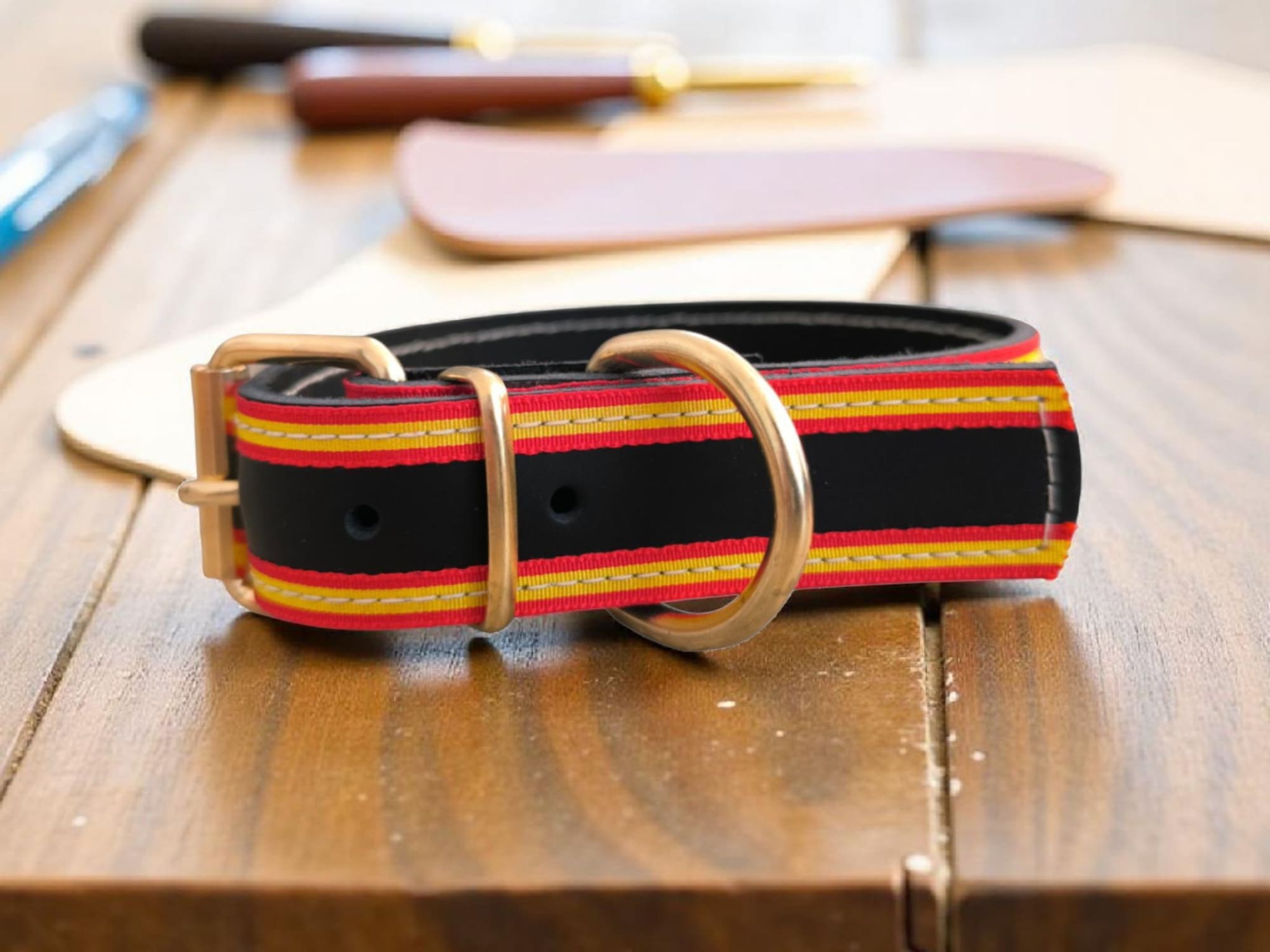 Collar artesanal de cuero vacuno fabricado en Andalucía