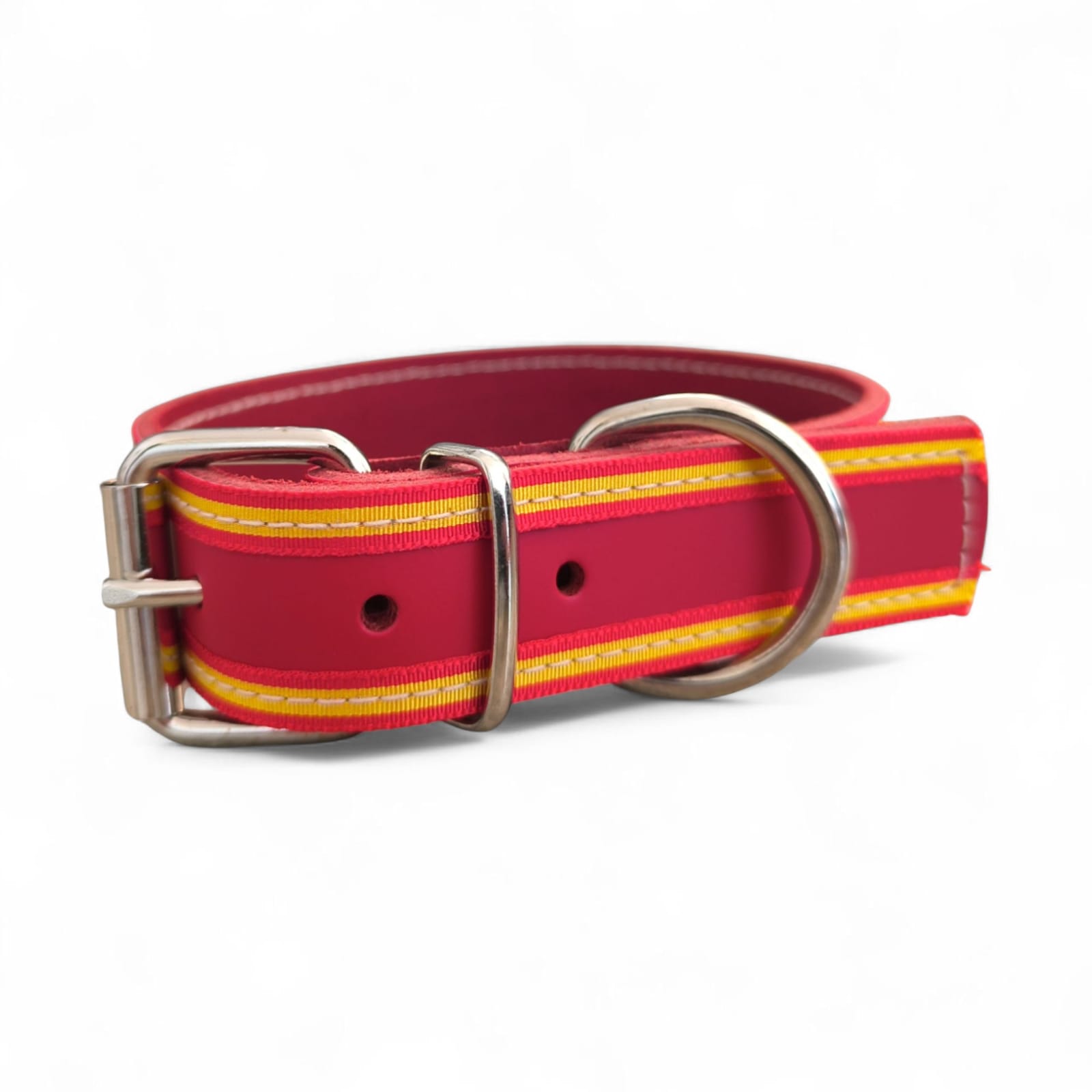 Collar rojo de cuero vacuno para perros fabricado en Andalucía con líneas amarillas