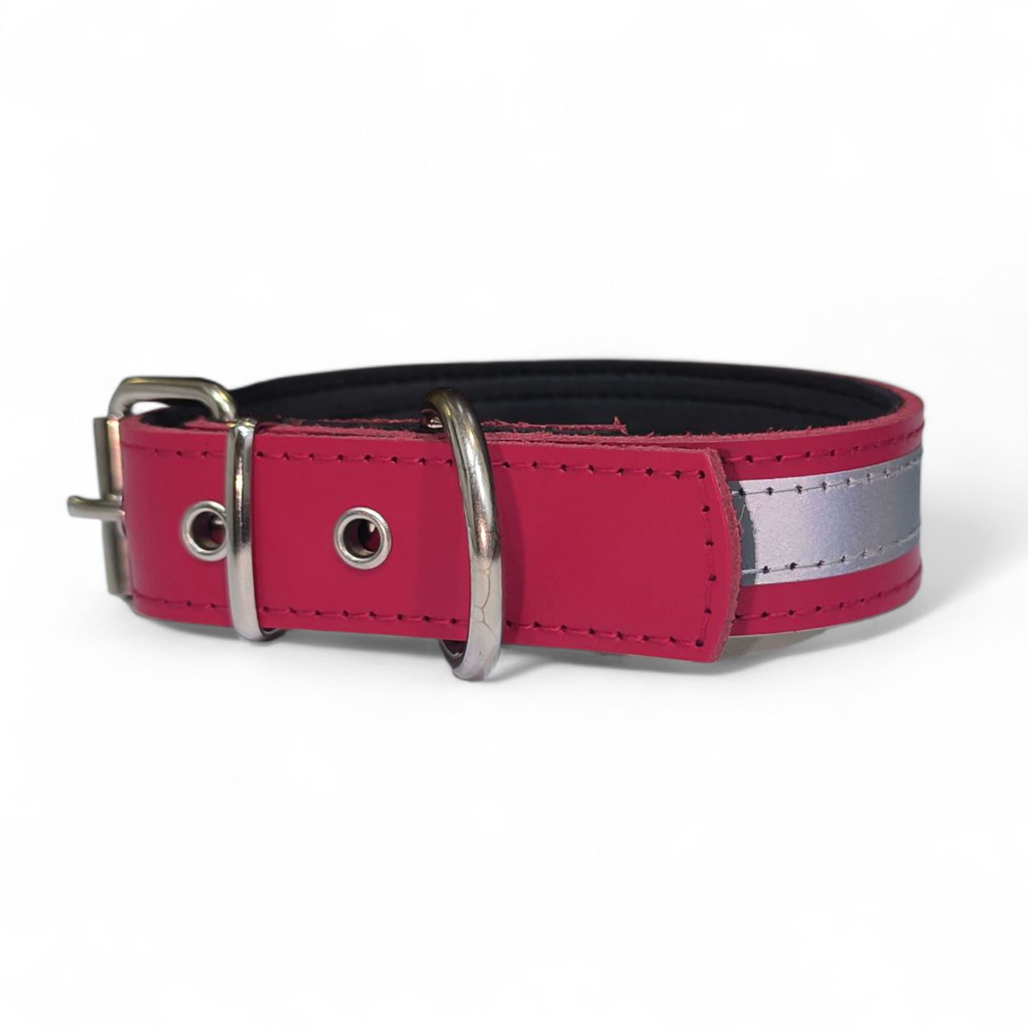 Collar de cuero de vacuno color rojo para perro con banda reflectante y herrajes personalizables, fabricado artesanalmente en Andalucía. Permite grabado a fuego de logotipo o nombre.