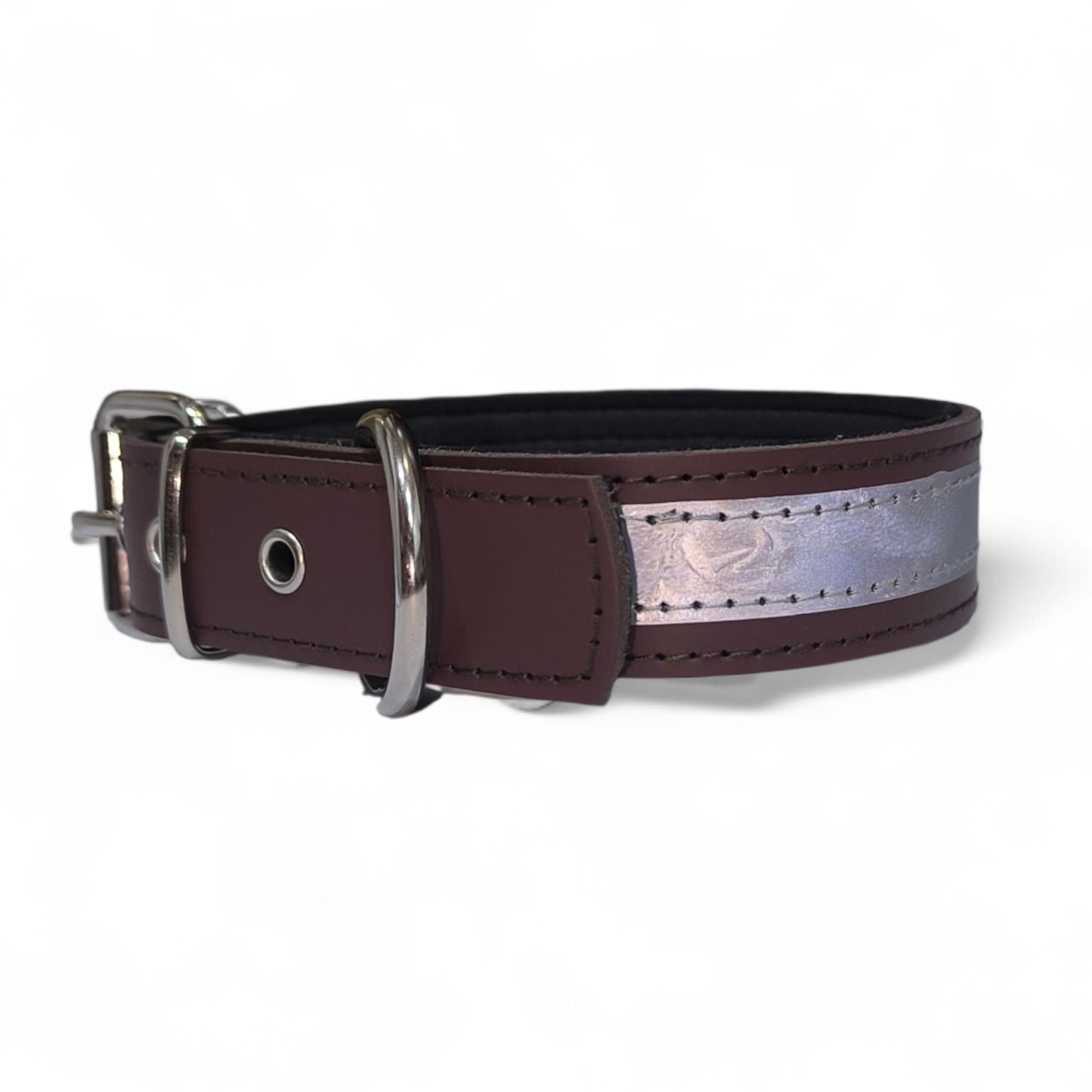 Collar de cuero de vacuno color marrón para perro con cinta reflectante de seguridad, hecho a mano en Andalucía. Diseño ajustable en varias tallas con fornituras personalizables y opción de grabado a fuego.
