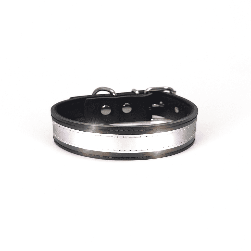 Collar de cuero de vacuno para perro con cinta reflectante de alta visibilidad, fabricado de forma artesanal en Andalucía, España. Disponible en varias tallas, acabados de fornituras y personalizable con nombre de mascota grabado a fuego.