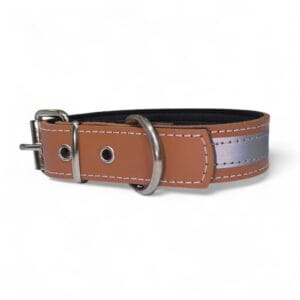 Collar de cuero de vacuno color camel para perro con tira reflectante de seguridad, confeccionado artesanalmente en Andalucía. Modelo personalizable con grabado a fuego y fornituras a elegir.