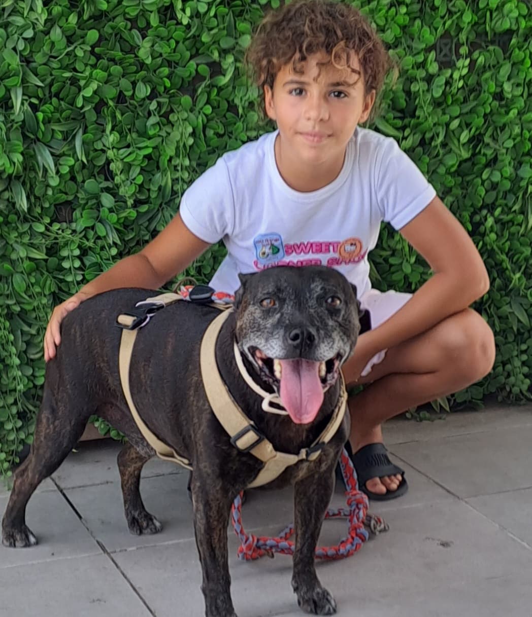 Tayro, nuestro perro con leishmaniosis, posa feliz, enérgico y sonriente junto a mi hija, demostrando que con amor y cuidados la enfermedad no es el fin.